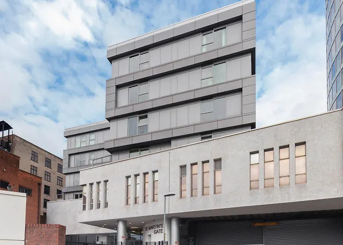 Stylish 2 Bedroom City Centre Apartment Sleeps 6 With Free Convenient Bullring , Grand Central Parking Birmingham