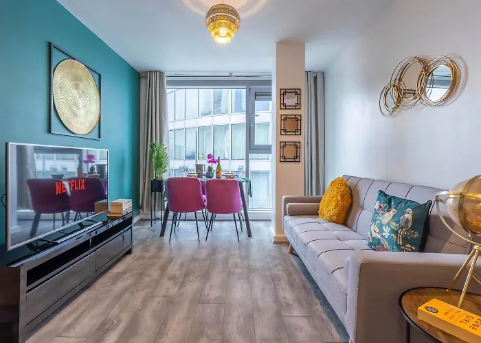Stylish 2 Bedroom City Centre Apartment Sleeps 6 With Free Convenient Bullring , Grand Central Parking Birmingham