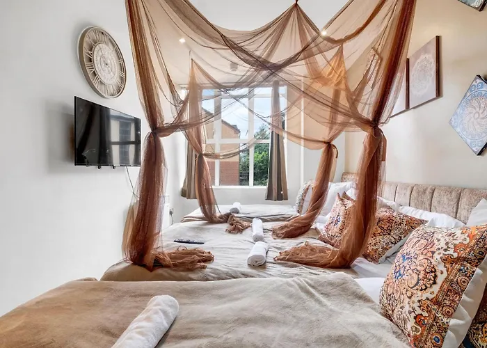 Moroccan Charm, Sleeps 8, Underground Parking Birmingham