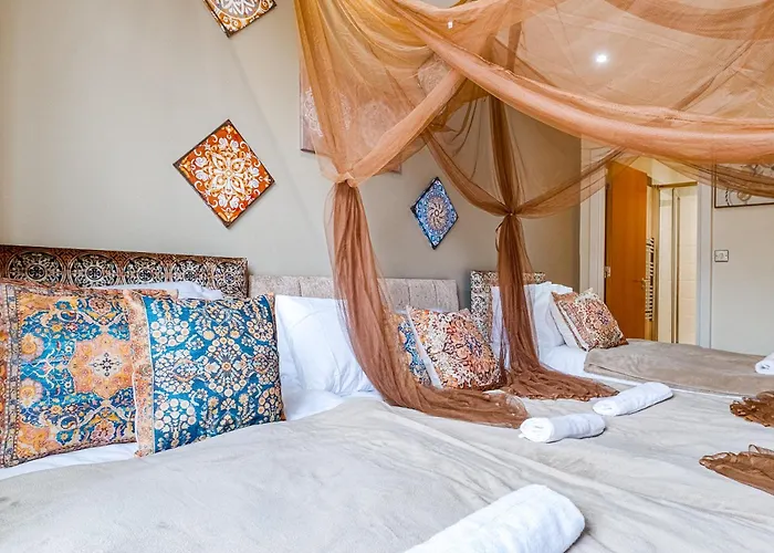 Moroccan Charm, Sleeps 8, Underground Parking Birmingham