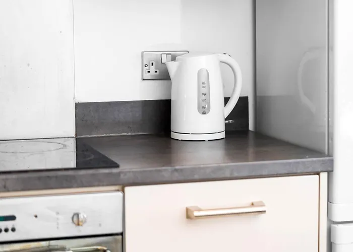 2 Bedroom Apartment With Balcony - Free Parking Birmingham