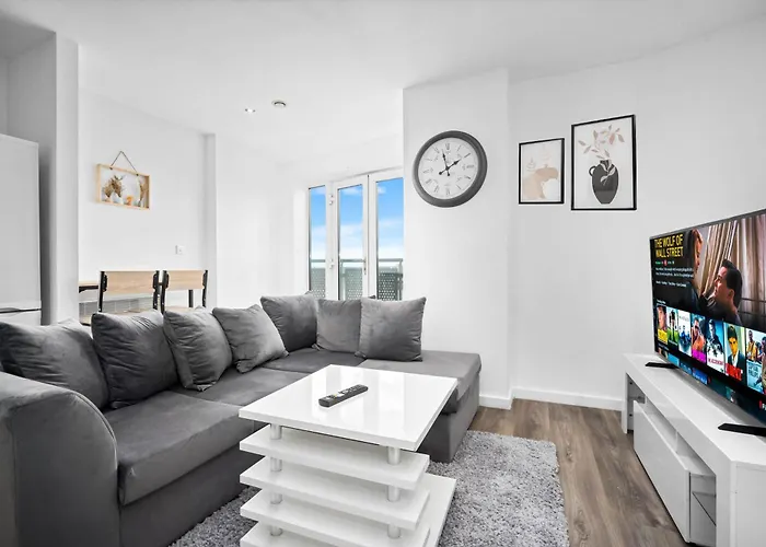 2 Bedroom Apartment With Balcony - Free Parking Birmingham
