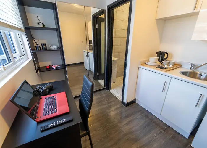 Stay Sa Equipped Studios In Guest House Next To Uob And Qe! Birmingham