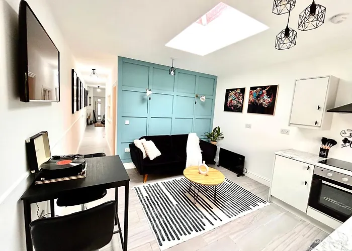 Vibrant Bungalow 2 Bedroom Flat With Secure Private Parking Birmingham