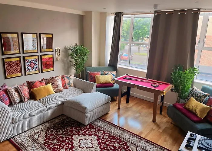 Moroccan Charm, Sleeps 8, Underground Parking Birmingham