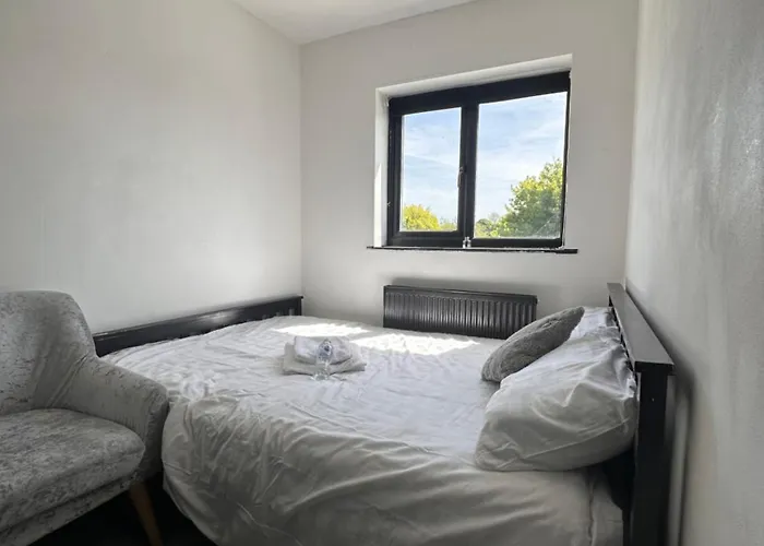 Cozy Double Near Train Station Apartment Birmingham