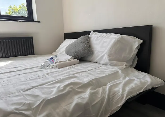 Four Bedrooms And Two Bathrooms Up To Nine People Birmingham