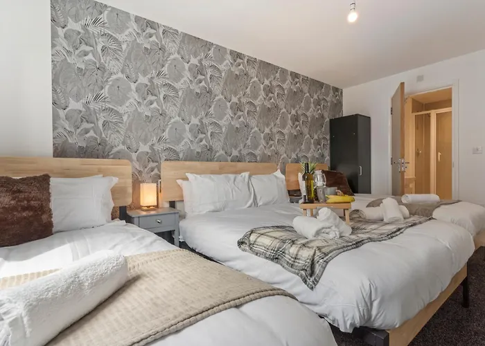 Golden Desert With Free Parking - Netflix Birmingham
