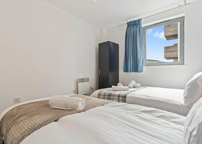 Golden Desert With Free Parking - Netflix Birmingham