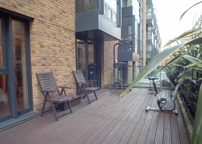 Spacious 1 Bed Apartment With Workspace, Coffee & Free Secure Parking Birmingham