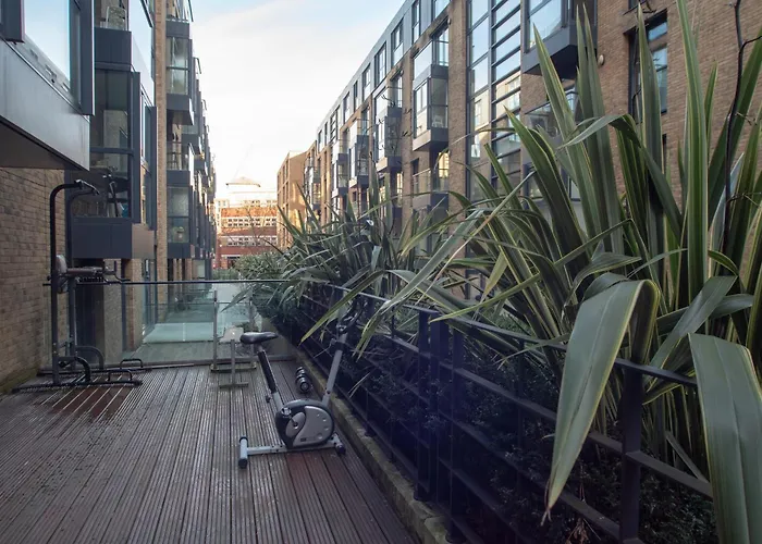 Spacious 1 Bed Apartment With Workspace, Coffee & Free Secure Parking Birmingham