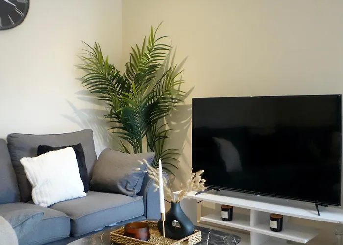 Modern Spacious Apartment In Digbeth With Balcony - Netflix, Youtube, Amazon Tv, Superfast Wifi - Just 10 Mins To Birmingham Centre, Bullring, Train, Coach Station And Birmingham Fc
