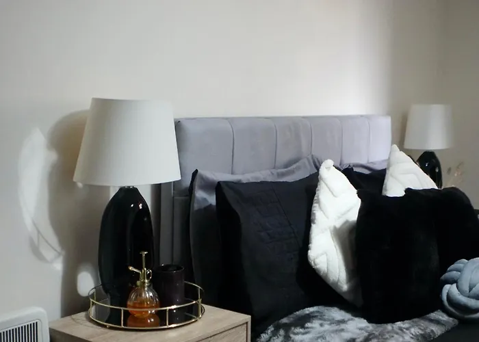 Modern Spacious Apartment In Digbeth With Balcony - Netflix, Youtube, Amazon Tv, Superfast Wifi - Just 10 Mins To Birmingham Centre, Bullring, Train, Coach Station And Birmingham Fc