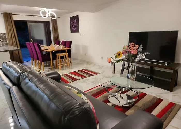 Four Bedroom Houses & Studio Apartments: Corporate and Student Hub Birmingham