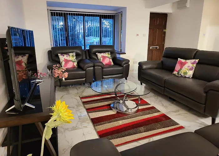 Four Bedroom Houses & Studio Apartments: Corporate and Student Hub Birmingham