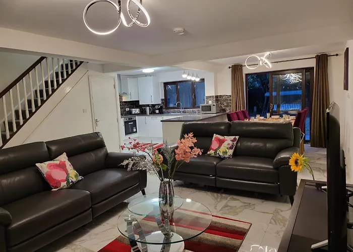Four Bedroom Houses & Studio Apartments: Corporate and Student Hub Birmingham