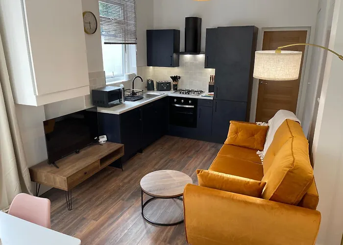 Flat 2, 297 Gillott Road, B16 0Rt Apartment Birmingham