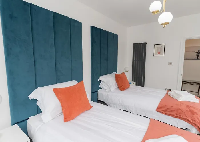 Luxurious 2 Bed Birmingham House Free Parking - Sleeps 6 Apartment