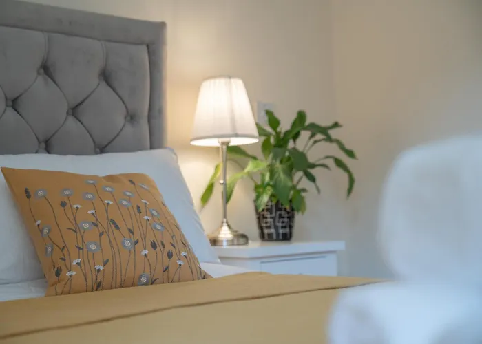 Steps Away From New Street Station & 2 Beds & 2 Baths Flat At City Center Birmingham