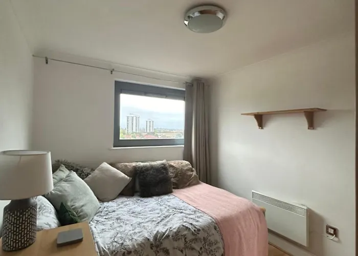Stunning Modern 2 Bed Apartment With City Views Birmingham