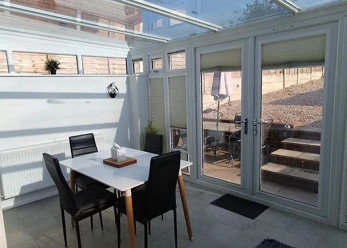 Brackenfield House In Great Barr, Birmingham Near The Alexander Stadium And Near The M6, With Free Wifi, Free Parking And Easy Access To Walsall, West Bromwich, Aston Villa Football Ground, Star City And Birmingham City Centre