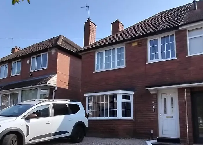 Brackenfield House In Great Barr, Birmingham Near The Alexander Stadium And Near The M6, With Free Wifi, Free Parking And Easy Access To Walsall, West Bromwich, Aston Villa Football Ground, Star City And Birmingham City Centre