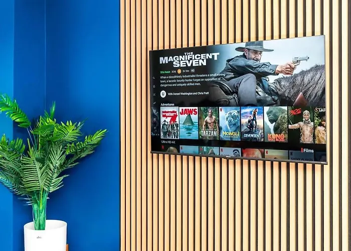 Top Floor City Centre Apartment - Sleeps 7 - 4 Beds - With Balcony And Parking - Smart Tv'S On Each Bedroom Wall - 5 Mins From Bullring, Selfridges, Moor Street Station - By Zena Stays Birmingham
