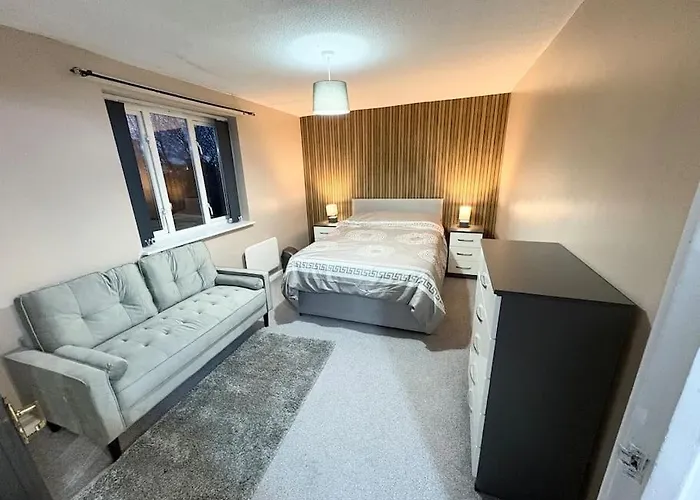 Two Bed Spacious Apartment, Central Location, Free Parking And Wifi Birmingham