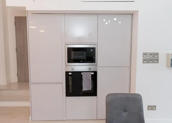 Luxurious 2 Bed Birmingham House Free Parking - Sleeps 6 Apartment