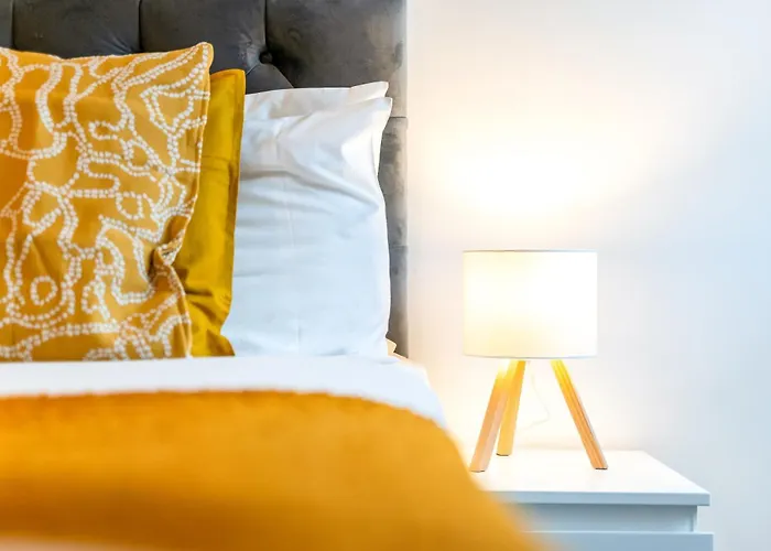 Stylish Two Bedroom Apartment - Secure Parking & Balcony 9Mc Birmingham