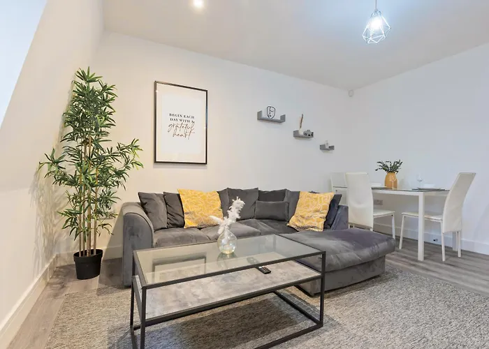 Stylish Two Bedroom Apartment - Secure Parking & Balcony 9Mc Birmingham