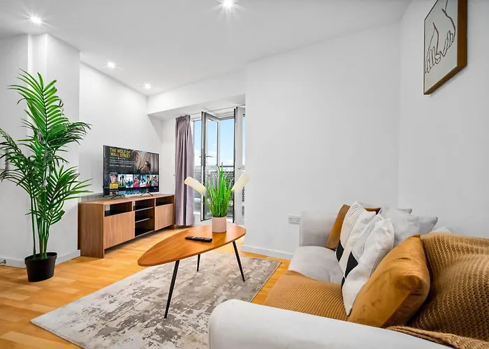 Elegant Two-Bedroom Apartment - Central Location - Balcony 1109M Birmingham