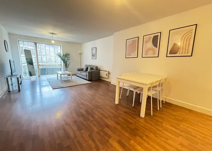 Central Birmingham City Centre Modern One Bedroom Apartment Free Gated Parking