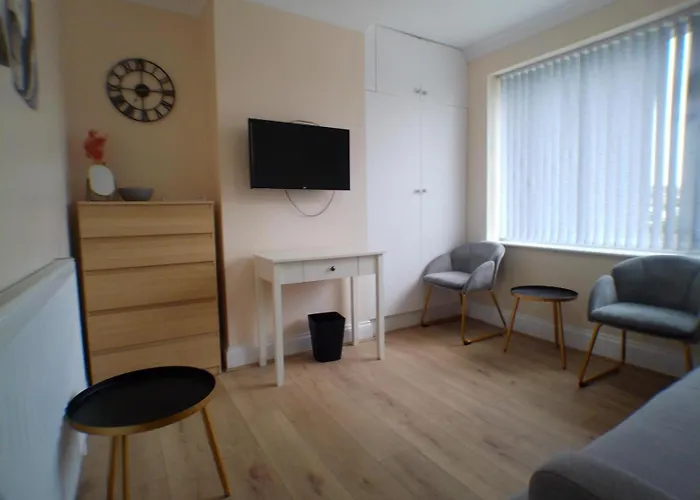 Contemporary Expansive Upper Apartment Birmingham