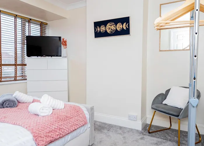 Contemporary Expansive Upper Apartment Birmingham