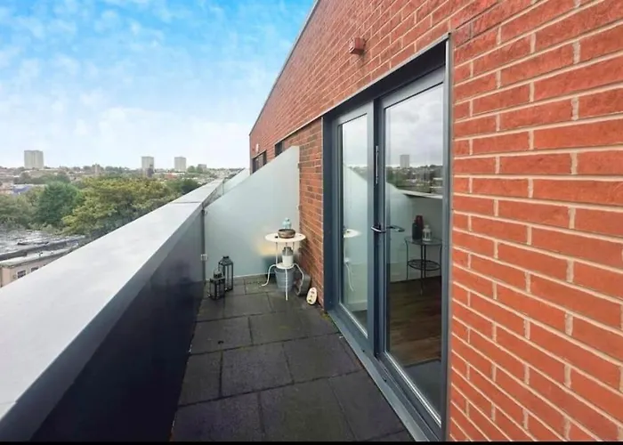 Spacious 2Br Apartment With Balcony - Netflix, Youtube, Amazon Tv, Superfast Wifi - Just 10 Mins To Birmingham Centre, Bullring, Train, Coach Station And Birmingham Fc