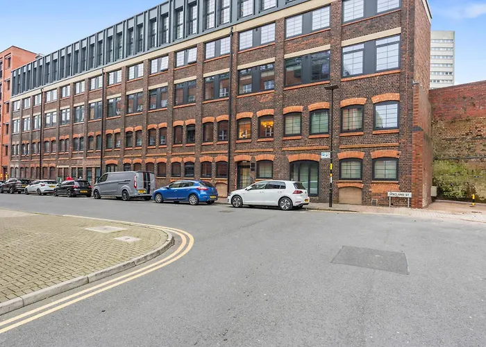 Signature Suite- City Centre, Pool Table, Canal, Netflix Sleeps 6 Birmingham