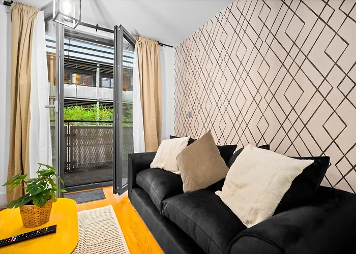 Arcadian Apartment - King Bed - Private Balcony & Secure Parking 14A Birmingham