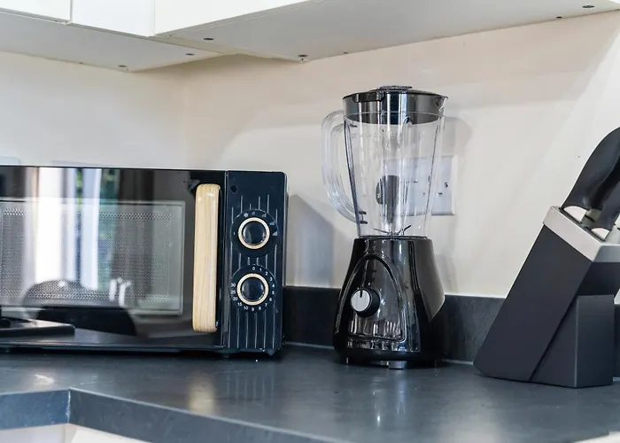 Balmoral Court -Sleeps 6 - Free Parking With Workspace - Balcony & High-Speed Wifi Birmingham
