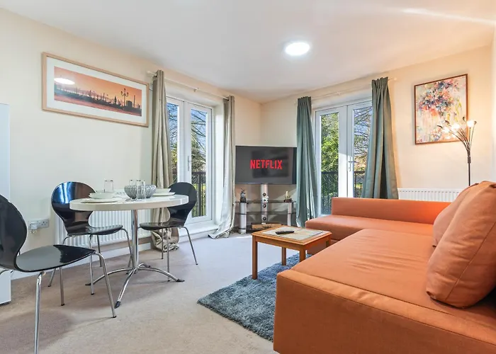 Balmoral Court -Sleeps 6 - Free Parking With Workspace - Balcony & High-Speed Wifi Birmingham