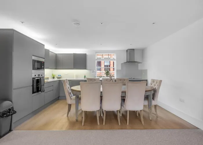 The Jade Suite - The Jewellery Suites, 3 Bed 3 Bath Birmingham