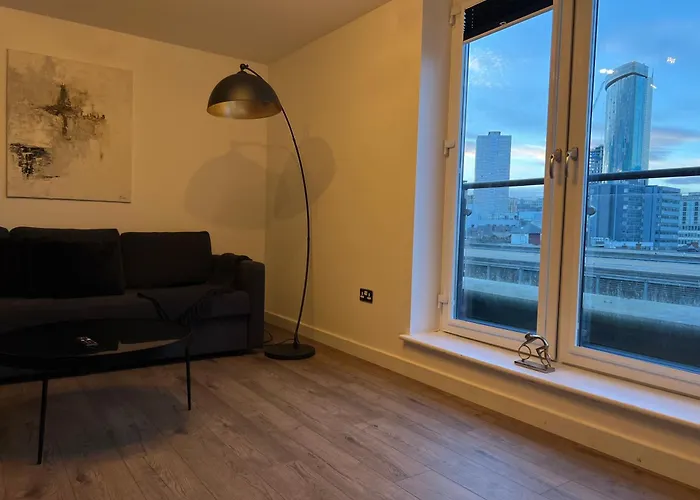 2 Bedroom Top Floor City View Birmingham