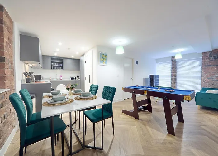 Luxury Nostalgic City Centre Stay With Pool Table, Netflix, Sofa Bed, Sleeps 6, Nostalgia Stays Birmingham