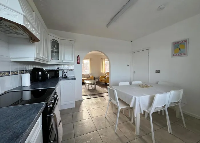 Tile Cross Entire Apartment - Near Airport, Nec & More Birmingham