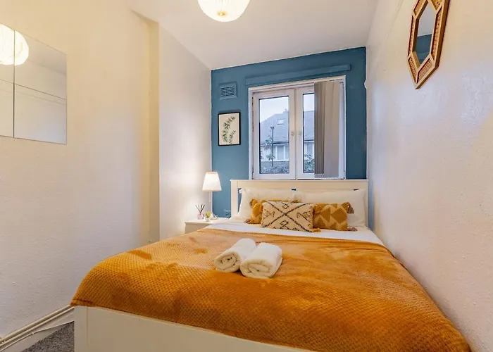 White House Apartment, Near Broadway Plaza, 2 Bedroom Sleeps 5, Free Wifi, Netflix Birmingham
