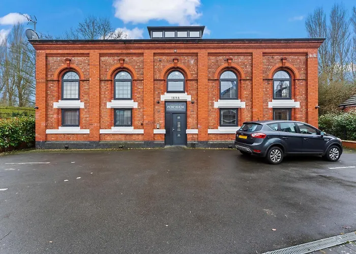 Exquisite 2-Bedroom Penthouse-Sleeps 7-Free Parking With Workspace & High-Speed Wifi Birmingham