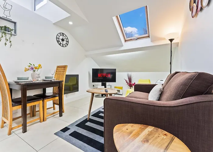 Exquisite 2-Bedroom Penthouse-Sleeps 7-Free Parking With Workspace & High-Speed Wifi Birmingham