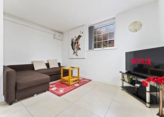 Bloom Court -Sleeps 6-Free Parking With Workspace & High-Speed Wifi Birmingham