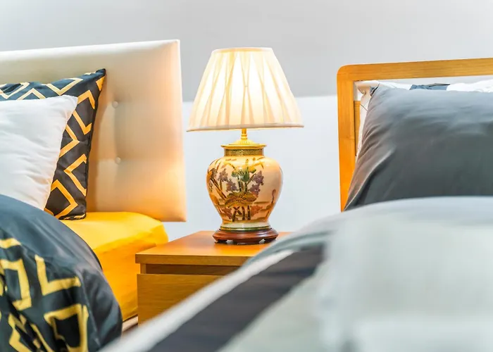 Exquisite 2-Bedroom Penthouse-Sleeps 7-Free Parking With Workspace & High-Speed Wifi Birmingham