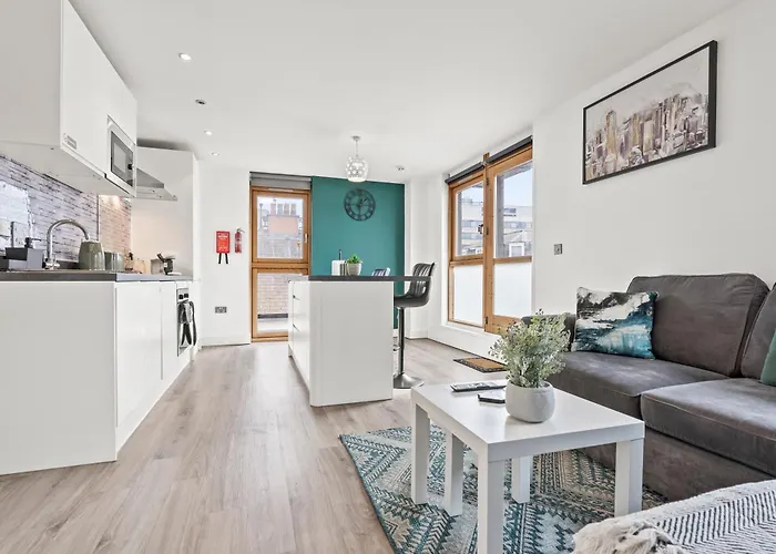 2 Bedroom Birmingham Central Apartment With Balcony